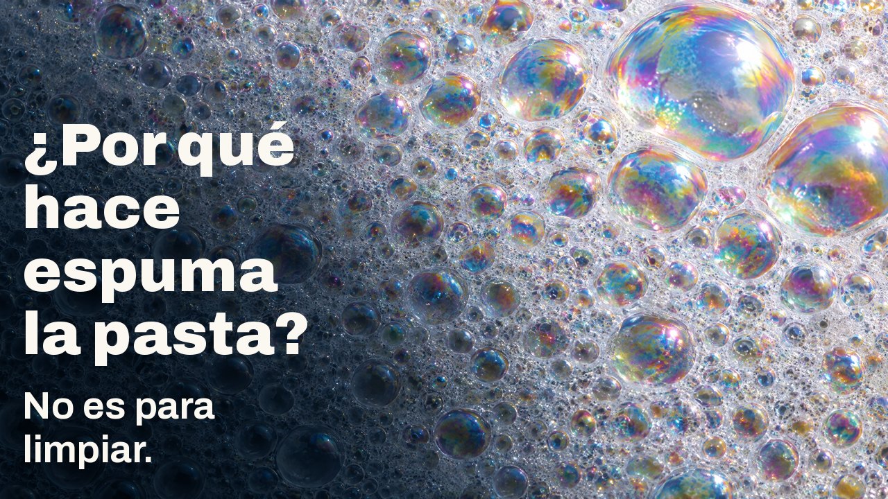 ¿Por qué hace espuma la pasta? No es para limpiar. Macro de espuma blanca: innumerables burbujas pequeñas con película iridiscente, algunas grandes captan la luz.