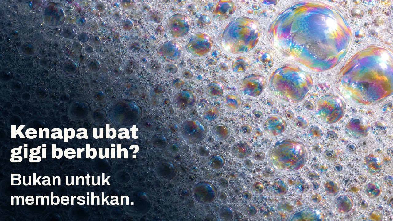 Kenapa ubat gigi berbuih? Bukan untuk membersihkan. Makro buih putih: buih kecil yang tak terkira dengan selaput pelangi berkilau, beberapa buih besar menangkap cahaya.