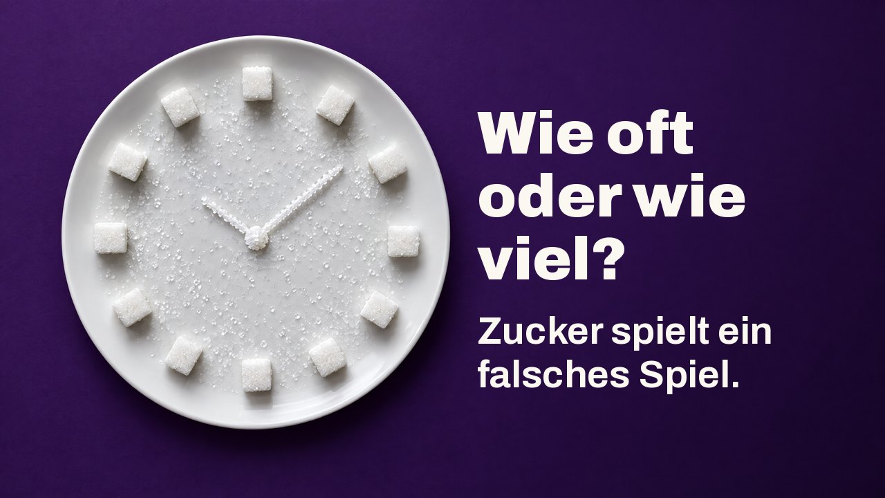 Wie oft oder wie viel? Zucker spielt ein falsches Spiel. Von oben: Zuckerwürfel und Kristalle als Zifferblatt auf einem weißen Teller, vor tiefem Lila.
