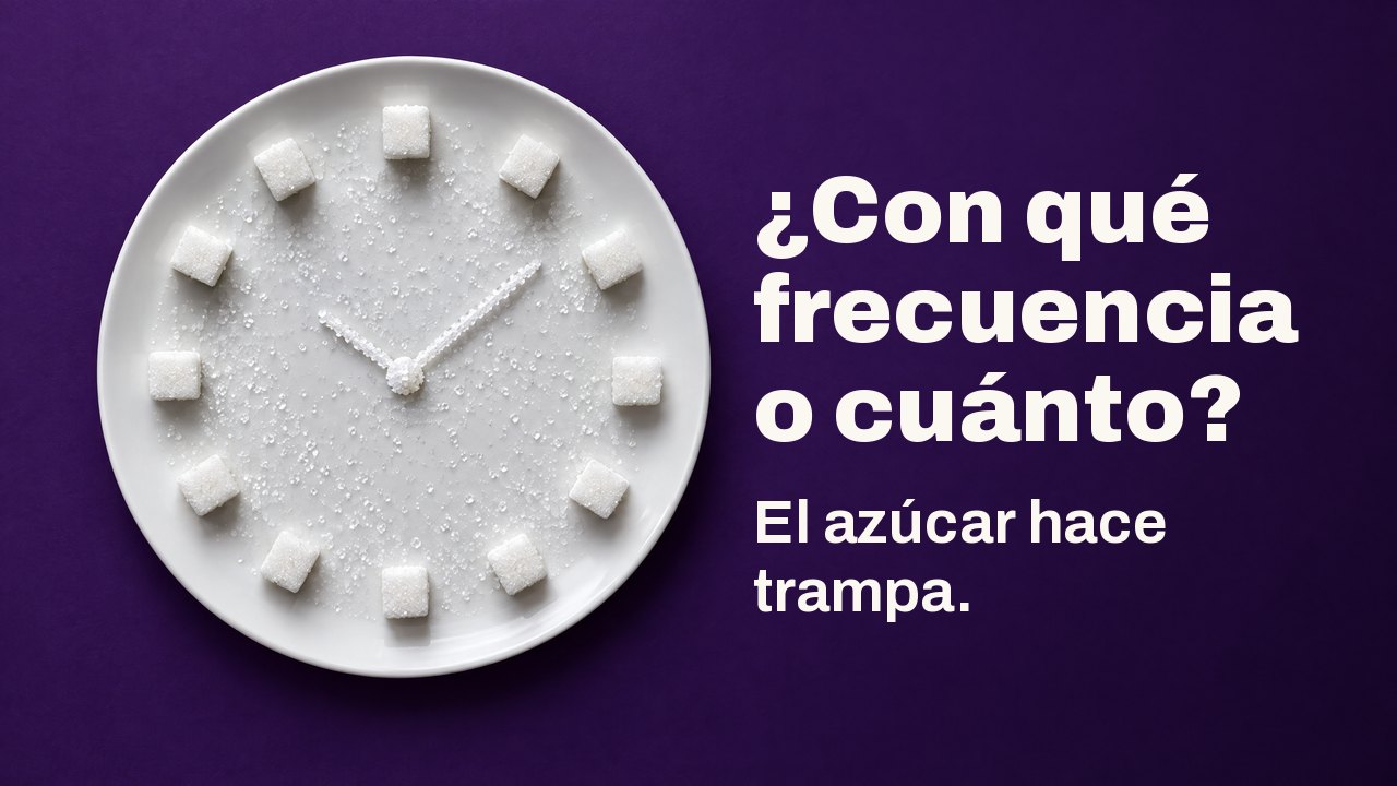 ¿Con qué frecuencia o cuánto? El azúcar hace trampa. Desde arriba: terrones y cristales de azúcar dispuestos como la esfera de un reloj en un plato blanco, sobre morado intenso.