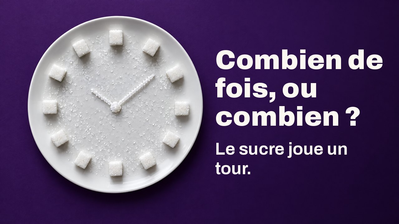 Combien de fois, ou combien ? Le sucre joue un tour. Vu d’en haut : des morceaux et cristaux de sucre disposés en cadran d’horloge sur une assiette blanche, sur violet profond.