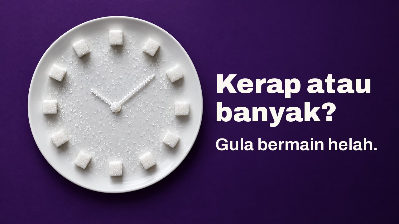 Kerap atau banyak? Gula bermain helah. Dari atas: kiub dan kristal gula disusun seperti muka jam di atas pinggan putih, berlatarkan ungu pekat.