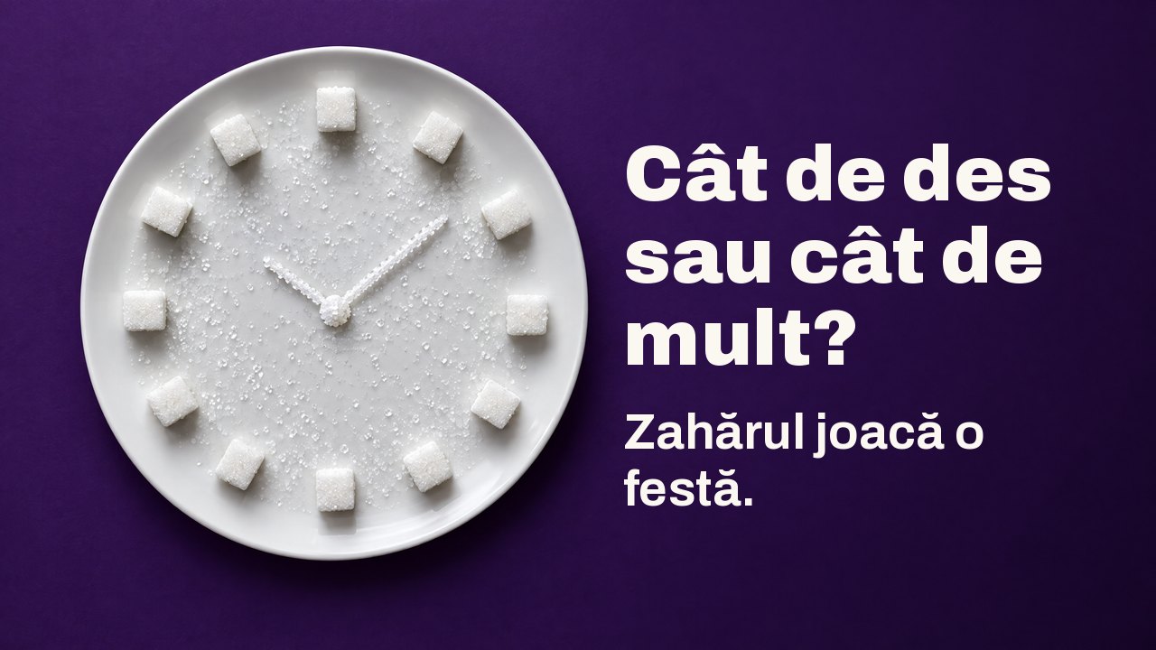 Cât de des sau cât de mult? Zahărul joacă o festă. Văzut de sus: cuburi și cristale de zahăr așezate ca un cadran de ceas pe o farfurie albă, pe mov intens.