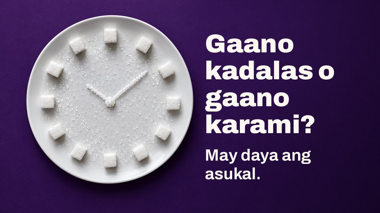 Gaano kadalas o gaano karami? May daya ang asukal. Mula sa itaas: mga sugar cube at kristal na inayos na parang mukha ng orasan sa puting plato, sa malalim na lila.