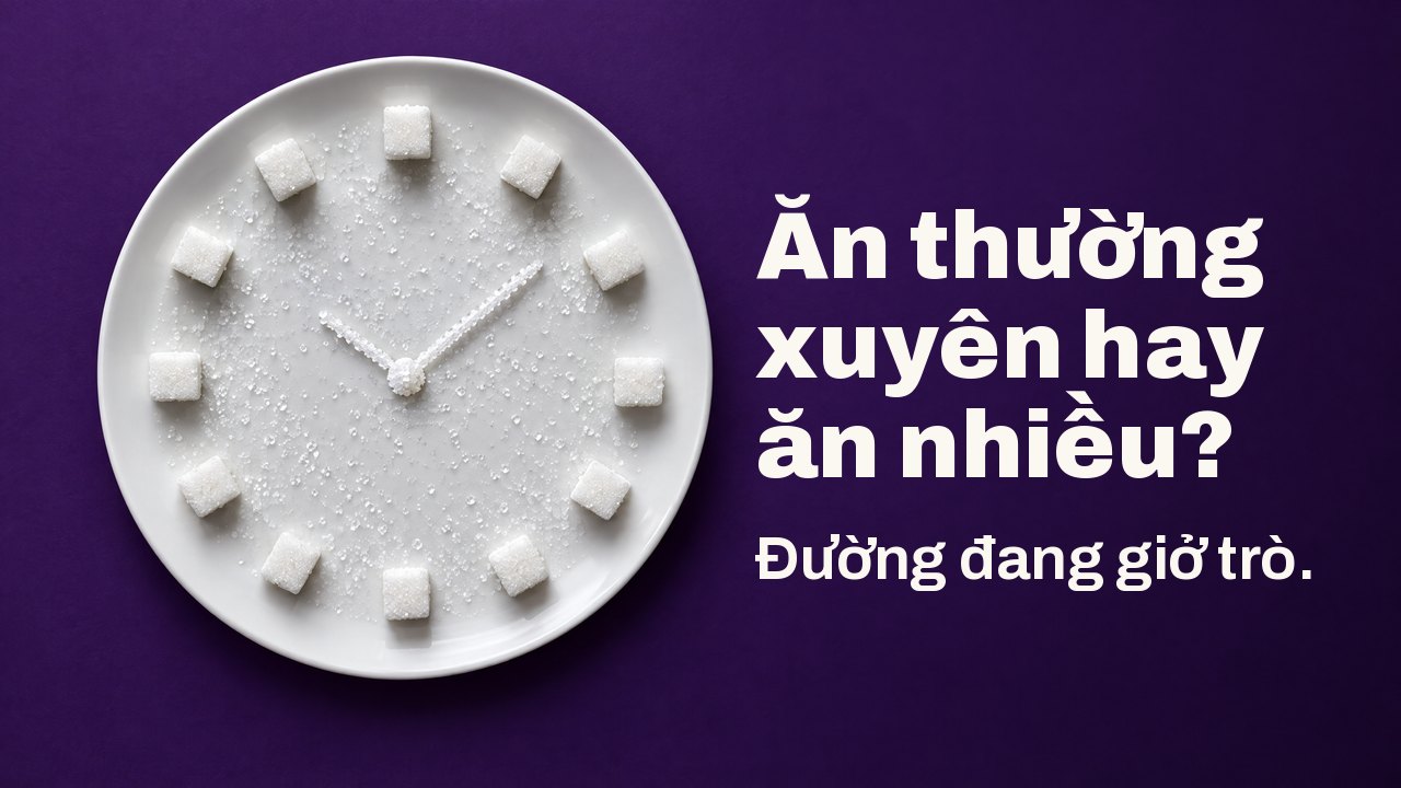 Ăn thường xuyên hay ăn nhiều? Đường đang giở trò. Nhìn từ trên: đường viên và tinh thể đường xếp thành mặt đồng hồ trên đĩa trắng, trên nền tím đậm.