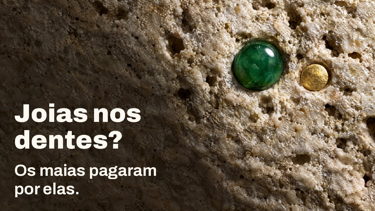 Joias nos dentes? Os maias pagaram por elas. Macro com luz rasante: uma gema de jade polida e um pequeno disco de ouro incrustados em calcário claro e áspero.