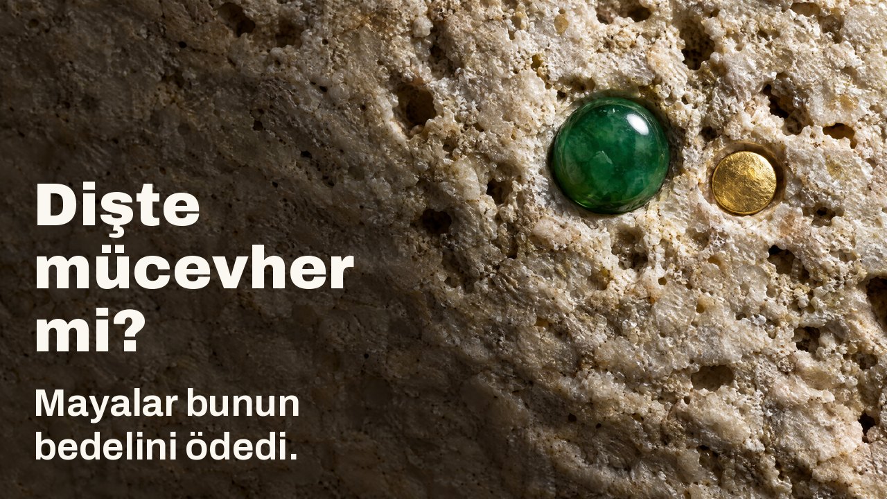 Dişte mücevher mi? Mayalar bunun bedelini ödedi. Yalayan ışıkta makro: pürüzlü açık kireçtaşına gömülü cilalı bir yeşim taşı ve küçük bir altın disk.
