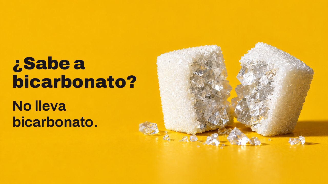 ¿Sabe a bicarbonato? No lleva bicarbonato. Primerísimo plano a la altura de la mesa sobre un fondo amarillo azafrán cálido: un terrón de azúcar blanco partido en dos, y dentro no hay azúcar, sino grandes cristales vítreos de sal.