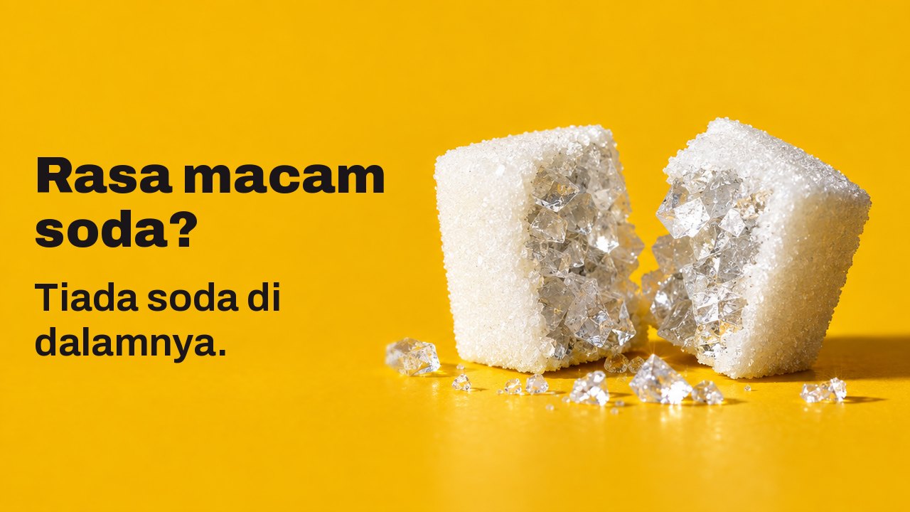 Rasa macam soda? Tiada soda di dalamnya. Gambar sangat dekat dari paras meja di atas latar kuning kunyit yang hangat: sebiji kiub gula putih terbelah dua, dan di dalamnya bukan gula tetapi kristal garam besar yang berkilat seperti kaca.