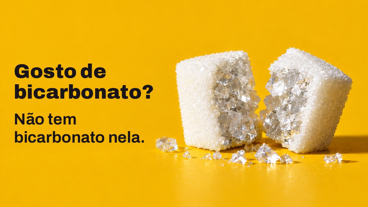 Gosto de bicarbonato? Não tem bicarbonato nela. Close extremo na altura da mesa sobre um fundo amarelo açafrão quente: um cubo de açúcar branco partido ao meio e, dentro, não açúcar, mas grandes cristais vítreos de sal.