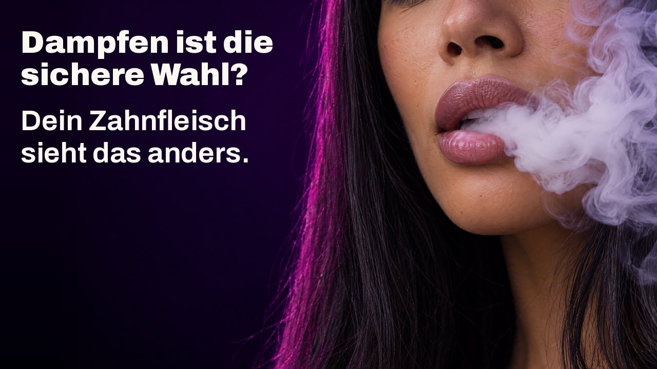 Dampfen ist die sichere Wahl? Dein Zahnfleisch sieht das anders. Nahaufnahme der Lippen einer Frau, die eine dichte, wirbelnde weiße Dampfwolke ausatmet, vor dunklem Violett.