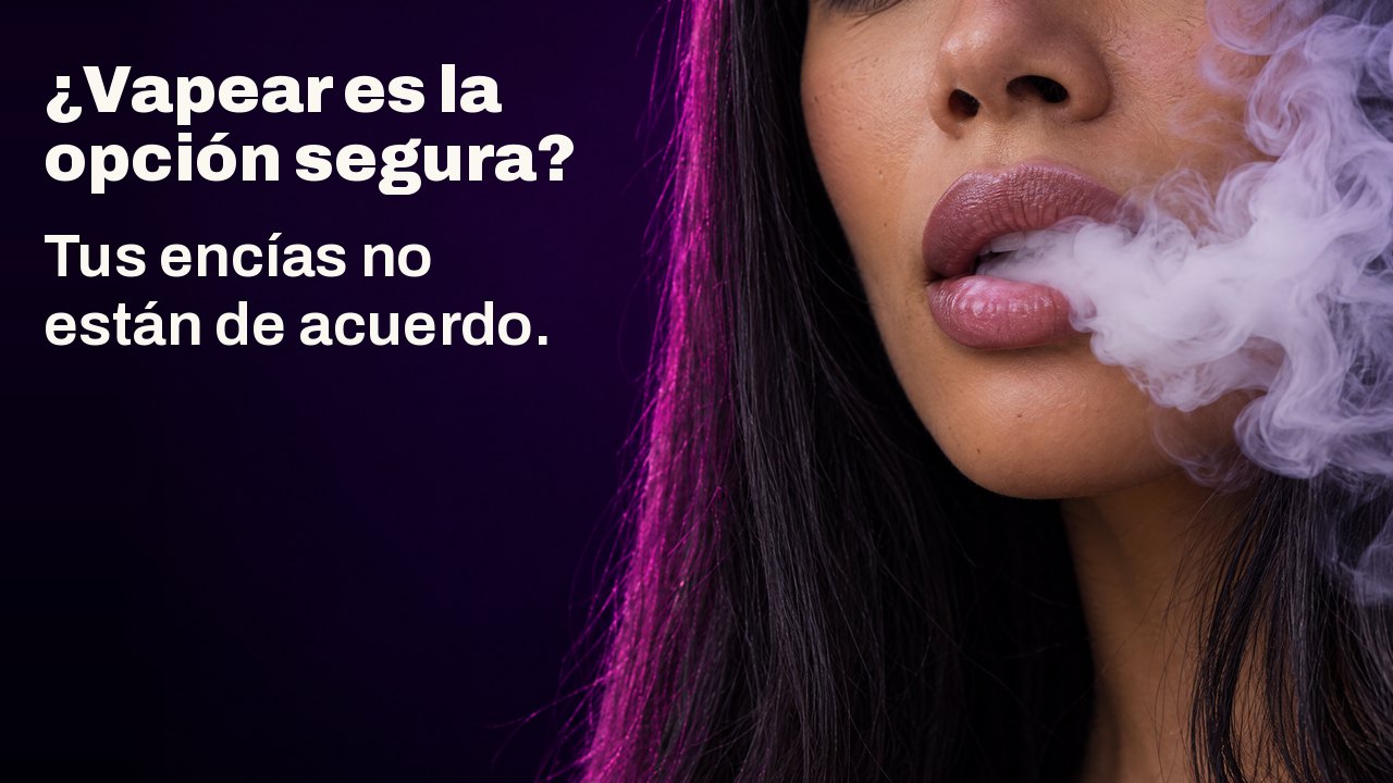 ¿Vapear es la opción segura? Tus encías no están de acuerdo. Primer plano de los labios de una mujer exhalando una densa nube de vapor blanco, sobre violeta oscuro.