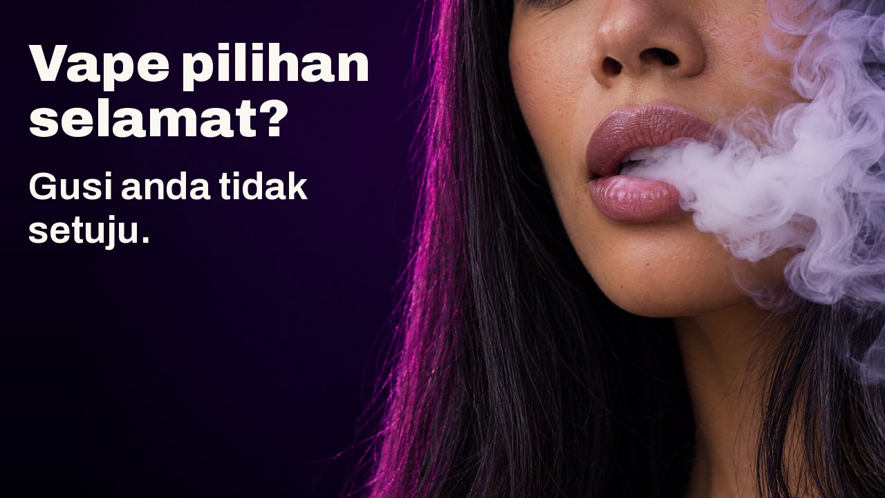 Vape pilihan selamat? Gusi anda tidak setuju. Gambar dekat bibir wanita menghembus awan wap putih tebal berpusar, berlatarkan ungu gelap.