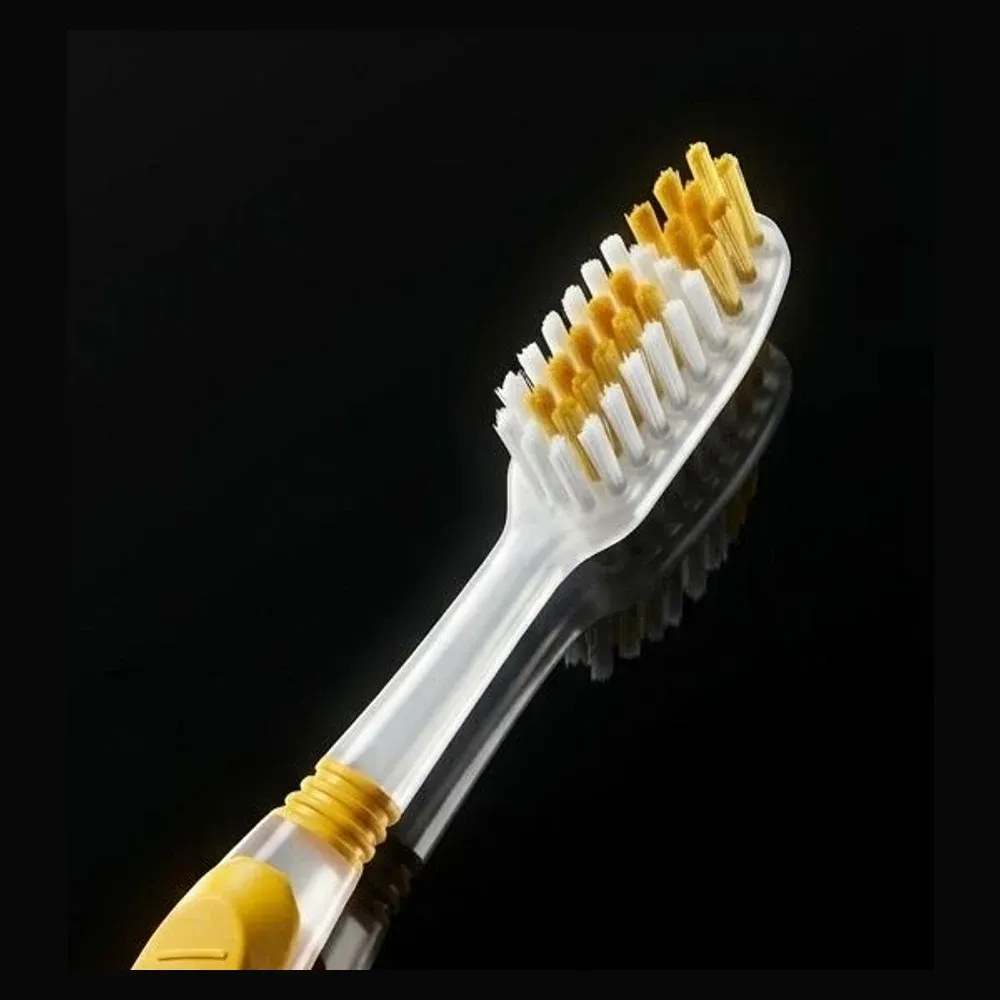 Das Experten KRAFT hard toothbrush with pressure-damping flex neck